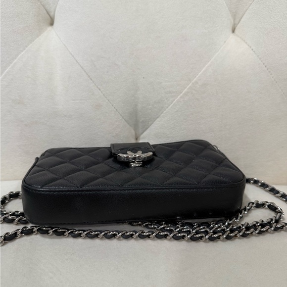 Chanel Black Quilted Leather crossbody Bag - Picture 2 of 14